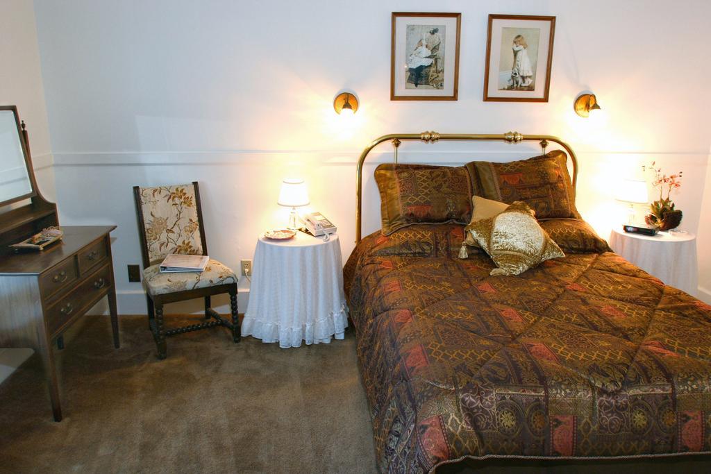 Power'S Mansion Bed & Breakfast Auburn Room photo