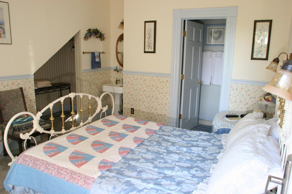 Power'S Mansion Bed & Breakfast Auburn Room photo